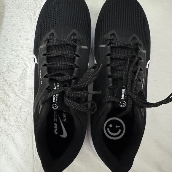 Nike Air Zoom Pegasus 40 in Black and Gray - Picture 3 of 5